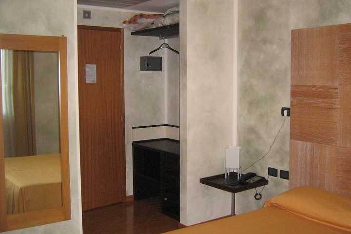 Room 4 of 83
