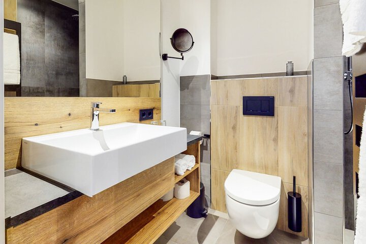 Room 10 of 14