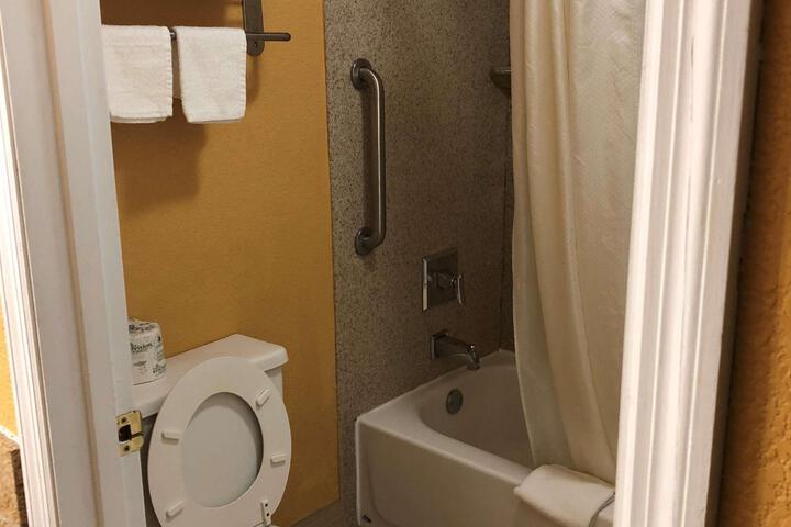 2 Queen Beds High Speed Internet Accessible Microwave and Refrigerator, Coffee Maker Iro (1 of 9)