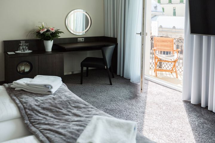 Room 9 of 30