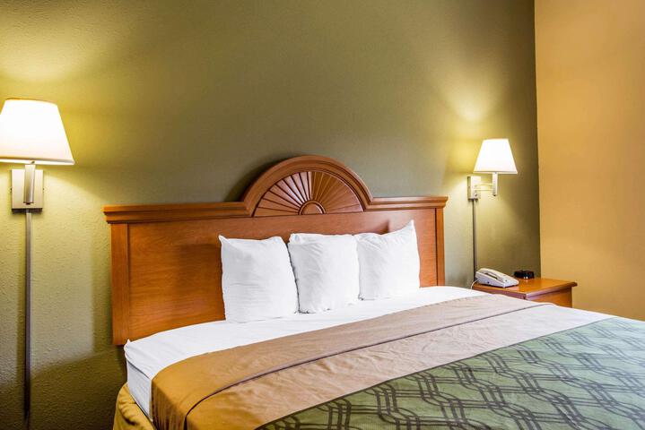 1 King Bed Accessible (4 of 5)
