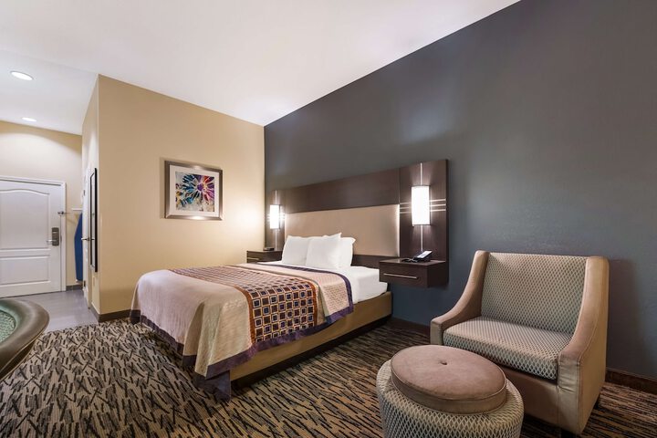1 King Bed Fltscntv Reclnr Microwave, Refrigerator High Speed Coffee Maker Full Breakfast (5 of 18)
