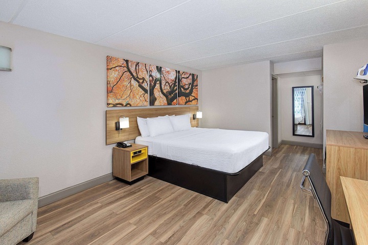 1 King Bed Accessible (12 of 17)