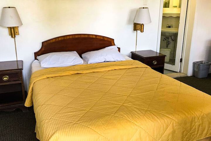 1 Queen Bed (3 of 10)
