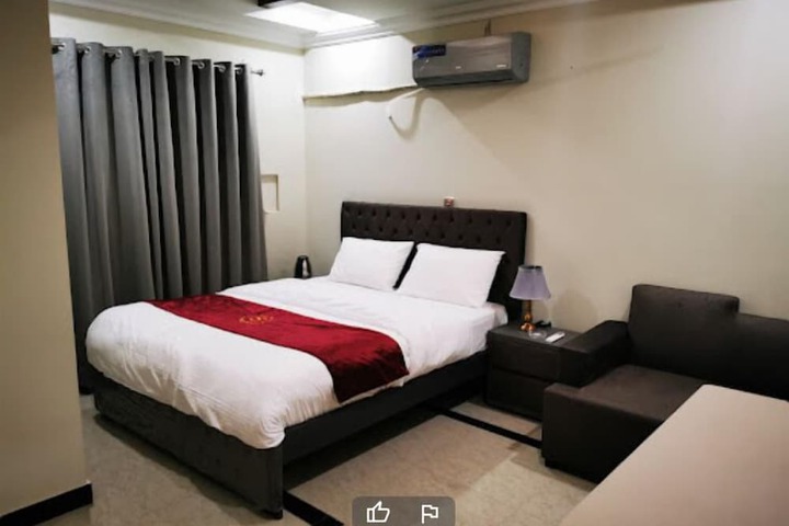 Room 8 of 9