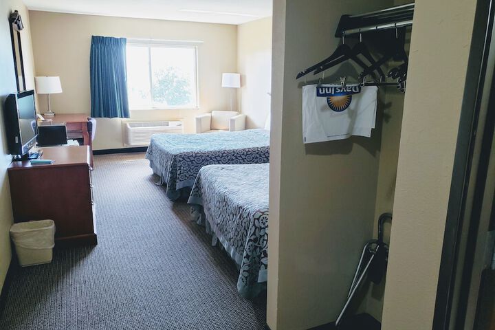 2 Queen Beds (5 of 8)