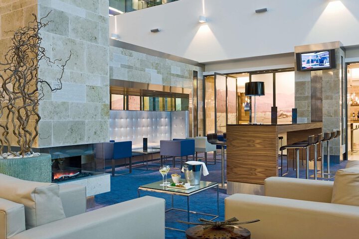 Lounge 104 of 126