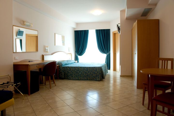 Room 6 of 32