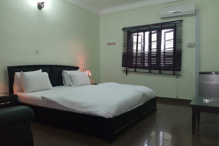 Room 10 of 24