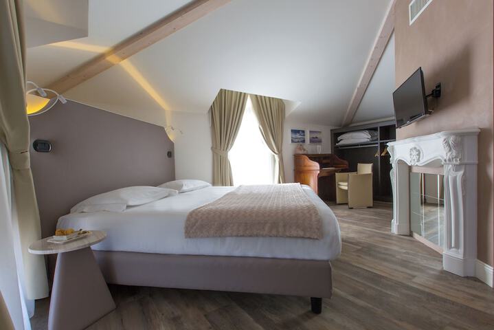 Room 33 of 80