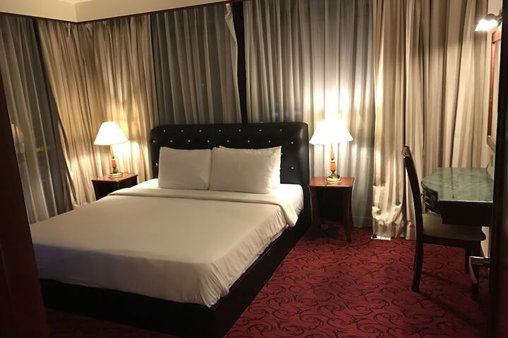 Room 4 of 114