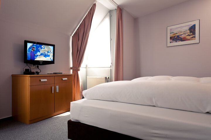 Room 9 of 35