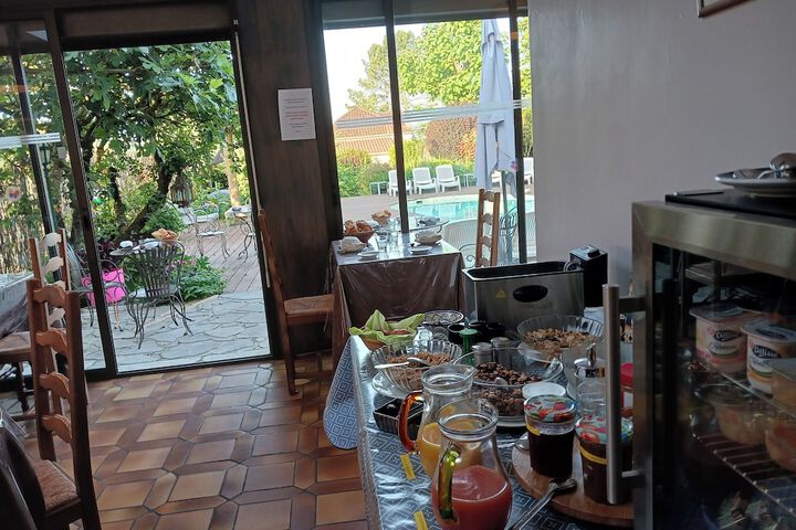 Dining 16 of 20