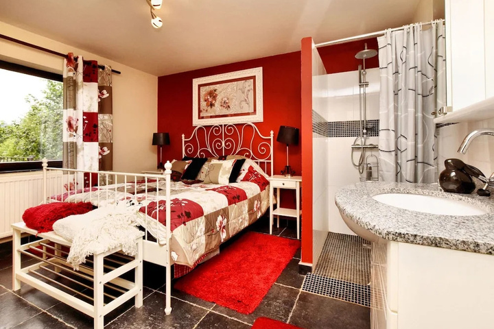 Room 4 of 18