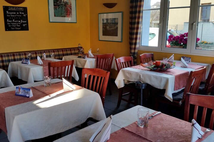 Dining 8 of 10