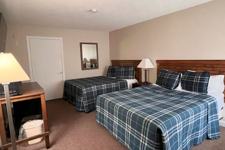 Premium Room 2 Queen Beds Connecting Rooms Lake View (4 of 12)