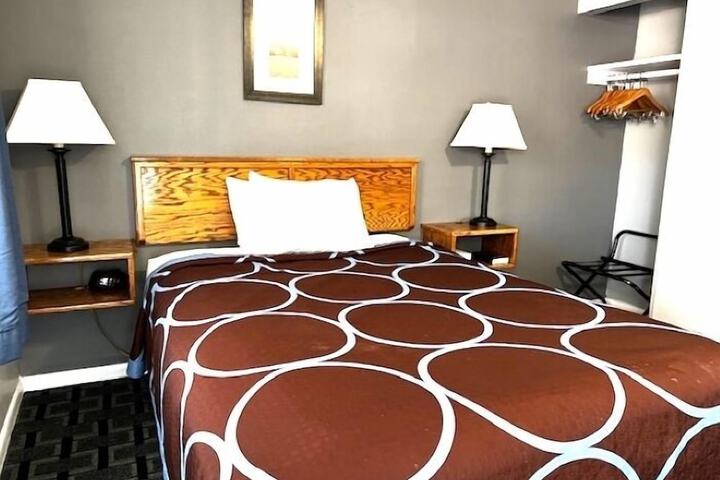Room 6 of 33