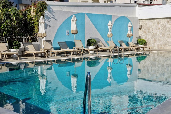 Hotel Pool