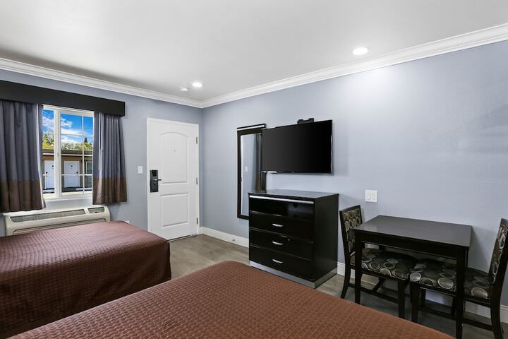 2 Double Beds (8 of 8)