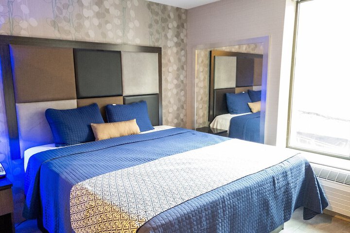 Deluxe King Bed (5 of 6)