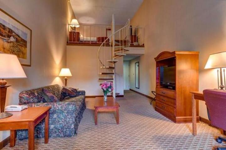 Superior King Bed Mountain Side (7 of 9)
