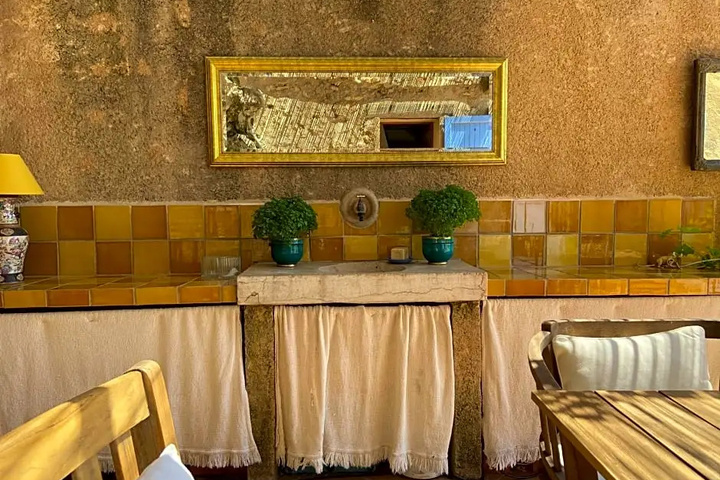 Dining 19 of 20