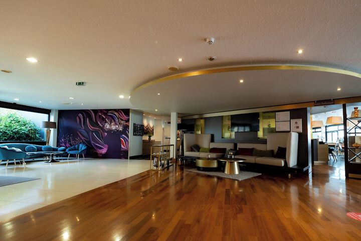 Lobby lounge