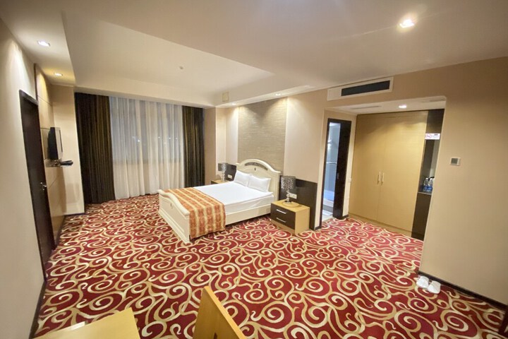 Room 9 of 14