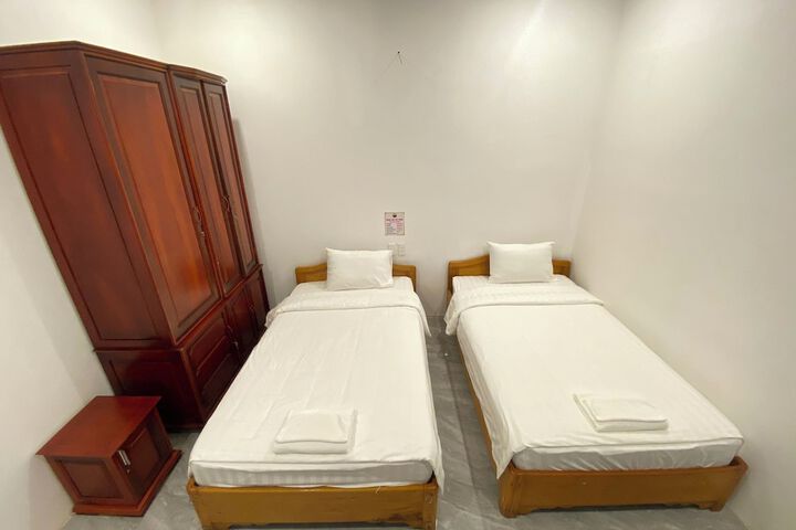 Room 8 of 42