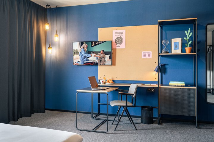 Room 13 of 146