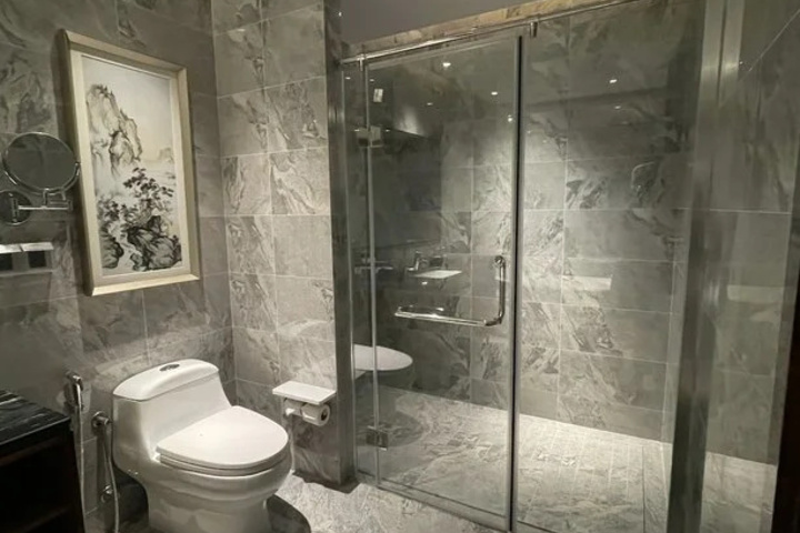 Room 10 of 28