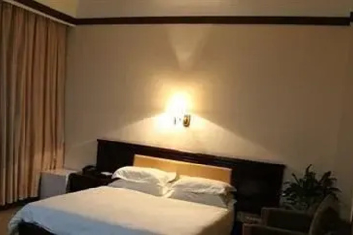 Room 6 of 8