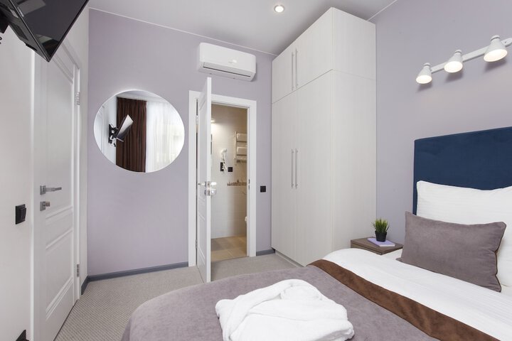 Room 10 of 20