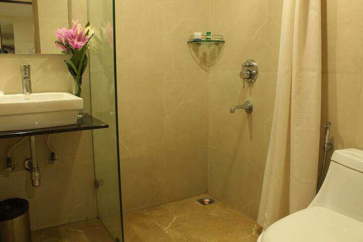 Room 8 of 16