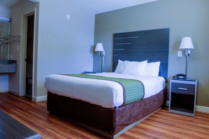 1 Queen Bed (14 of 21)