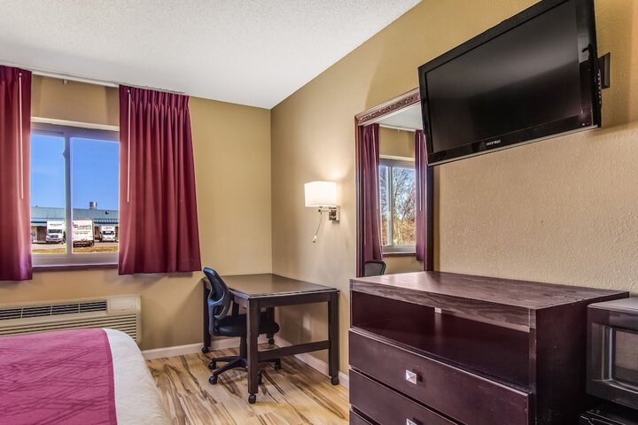 1 Queen Bed (13 of 16)