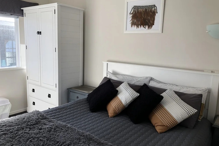 Room 2 of 11