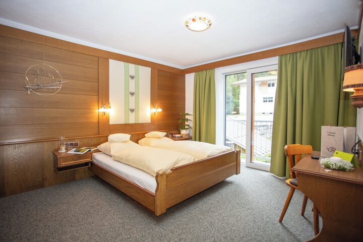 Room 2 of 33