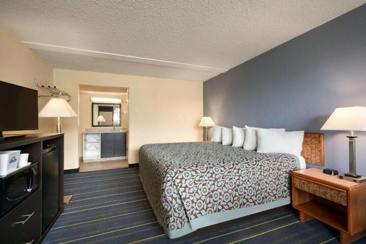 1 King Bed Deluxe Accessible Room (1 of 19)