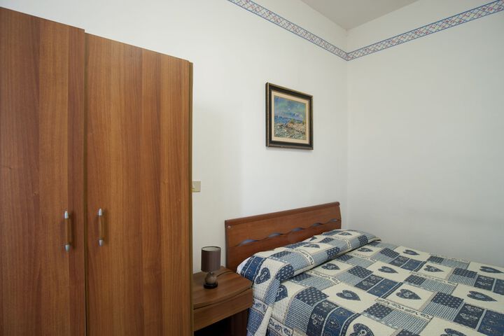 Room 4 of 48