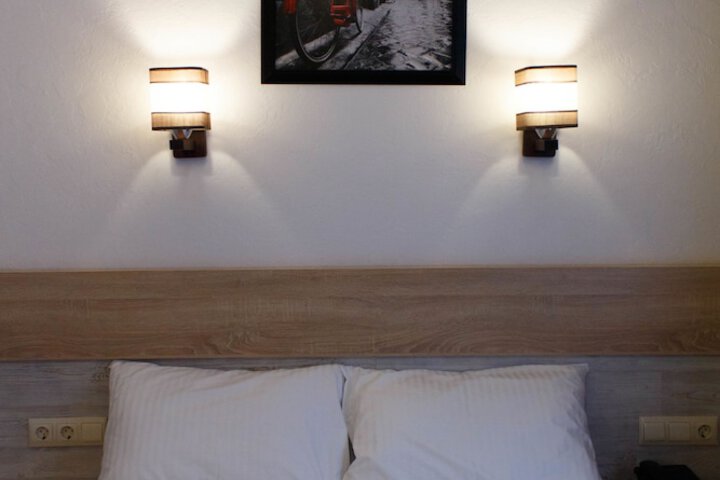 Room 10 of 28