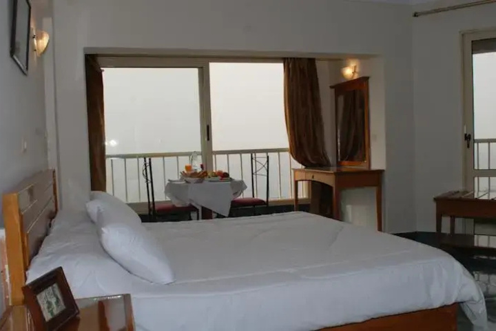 Room 4 of 9