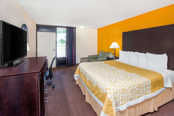 Room 4 of 16