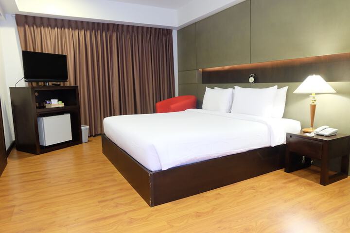 Room 3 of 77