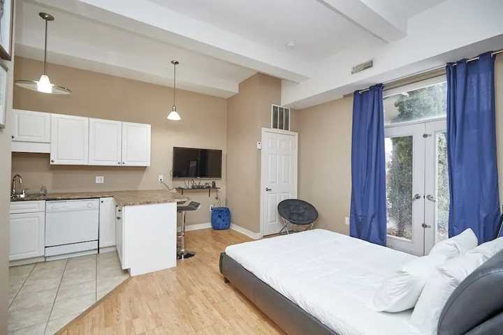 Room 5 of 10