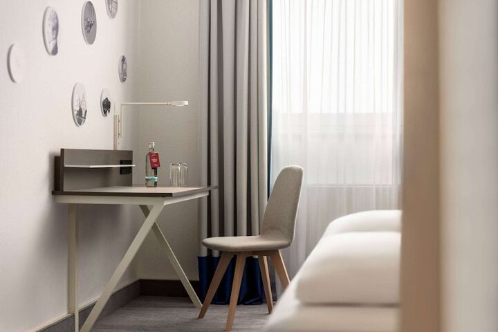 Room 18 of 48