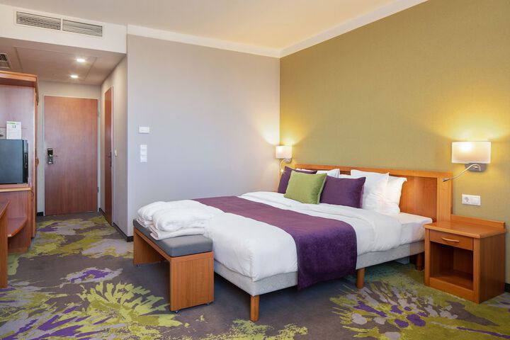 Room 10 of 93
