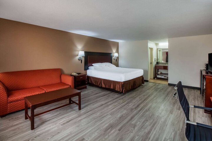 1 King Bed (2 of 17)