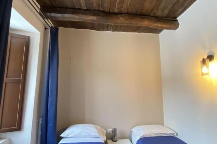 Room 16 of 37