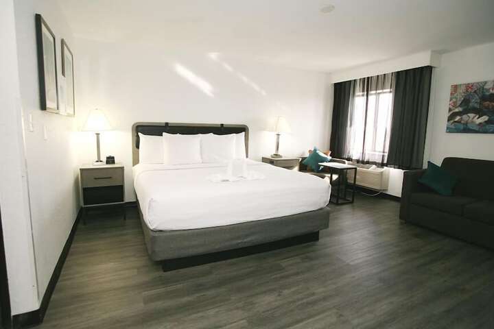 1 King Bed (12 of 20)